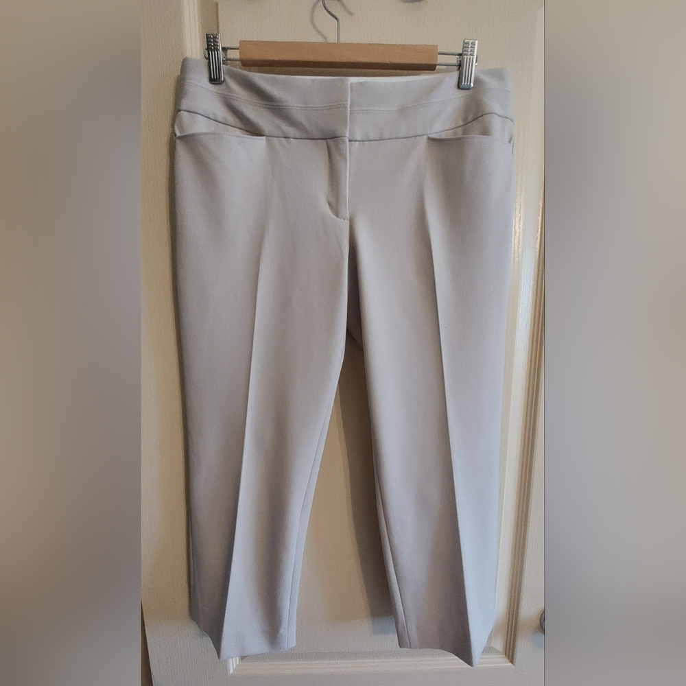 3 / $25 EXPRESS Editor Capri Pants. Women's Size 6. 🤍